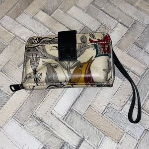 Sakroots wallet/ wristlet in EUC. 2 d-rings at top use longer strap for Xbody